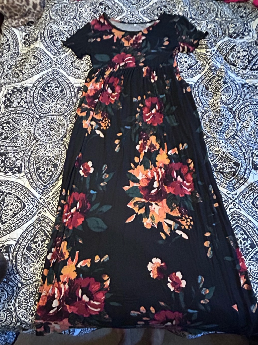 Women's Black Floral Maxi Dress - Short Sleeve